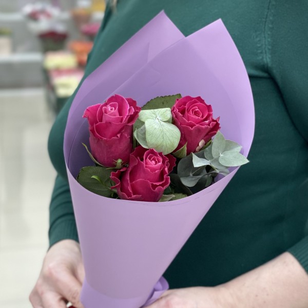 3 малиновые розы в упаковке с эвкалиптом
