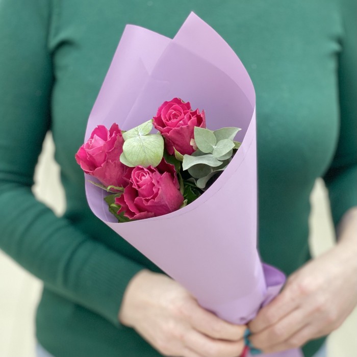 3 малиновые розы в упаковке с эвкалиптом