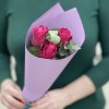 3 малиновые розы Муви Стар в упаковке с эвкалиптом
