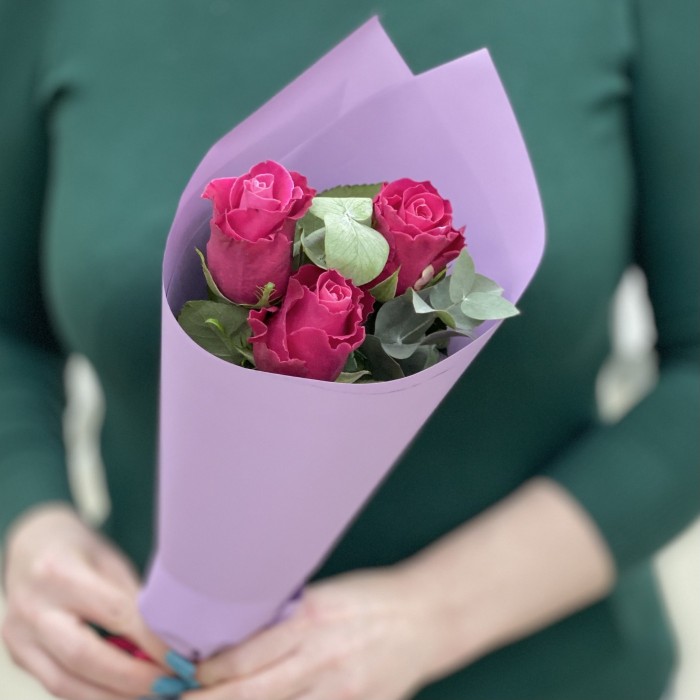 3 малиновые розы в упаковке с эвкалиптом