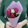 3 малиновые розы Муви Стар в упаковке с эвкалиптом