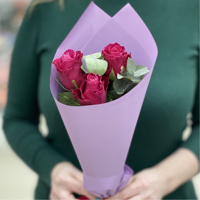 3 малиновые розы в упаковке с эвкалиптом