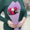 3 малиновые розы Муви Стар в упаковке с эвкалиптом