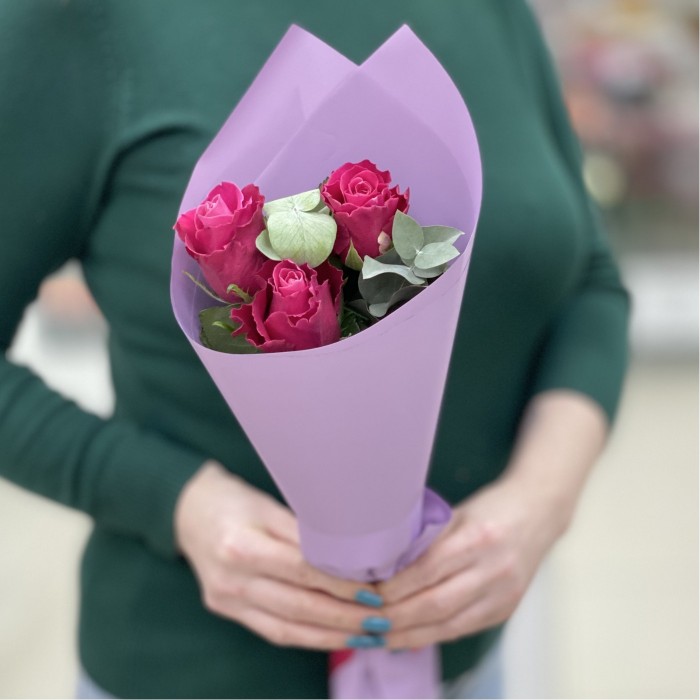 3 малиновые розы в упаковке с эвкалиптом