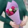 3 малиновые розы Муви Стар в упаковке с эвкалиптом