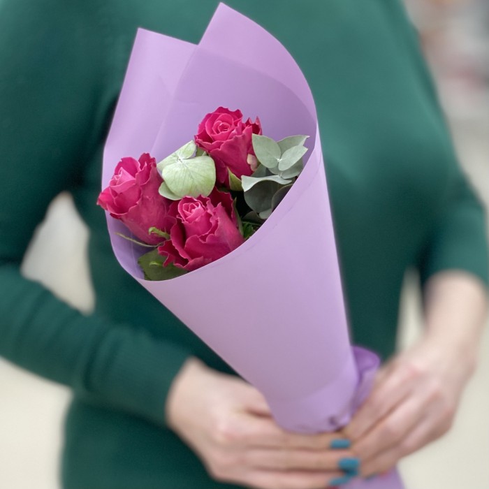 3 малиновые розы в упаковке с эвкалиптом
