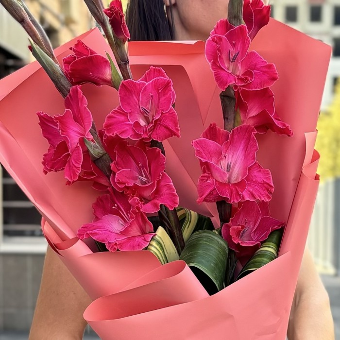 3 малиновых гладиолуса