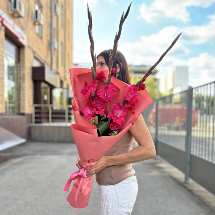 3 малиновых гладиолуса