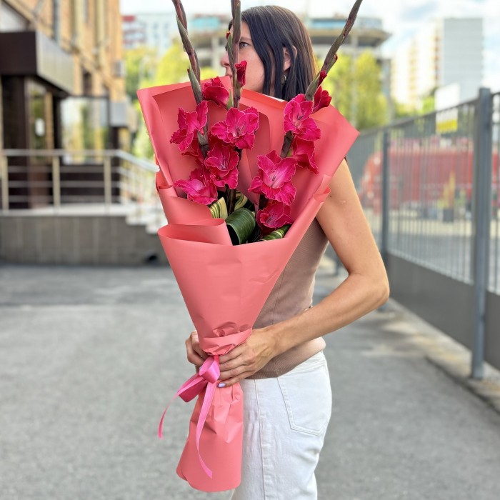 3 малиновых гладиолуса