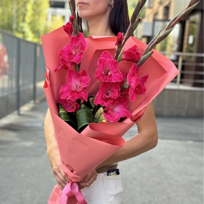 3 малиновых гладиолуса