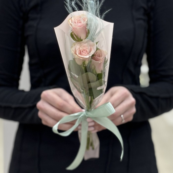3 нежно-розовые розы в упаковке