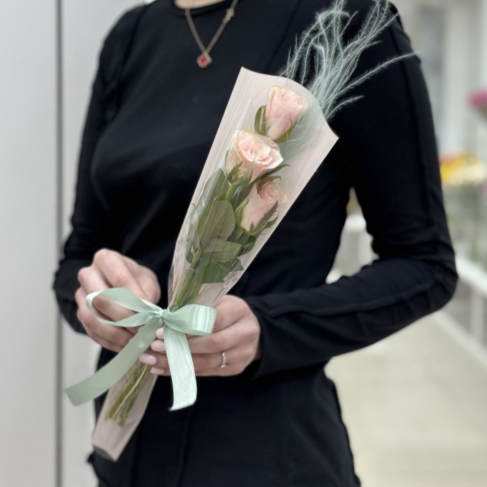 3 нежно-розовые розы в упаковке