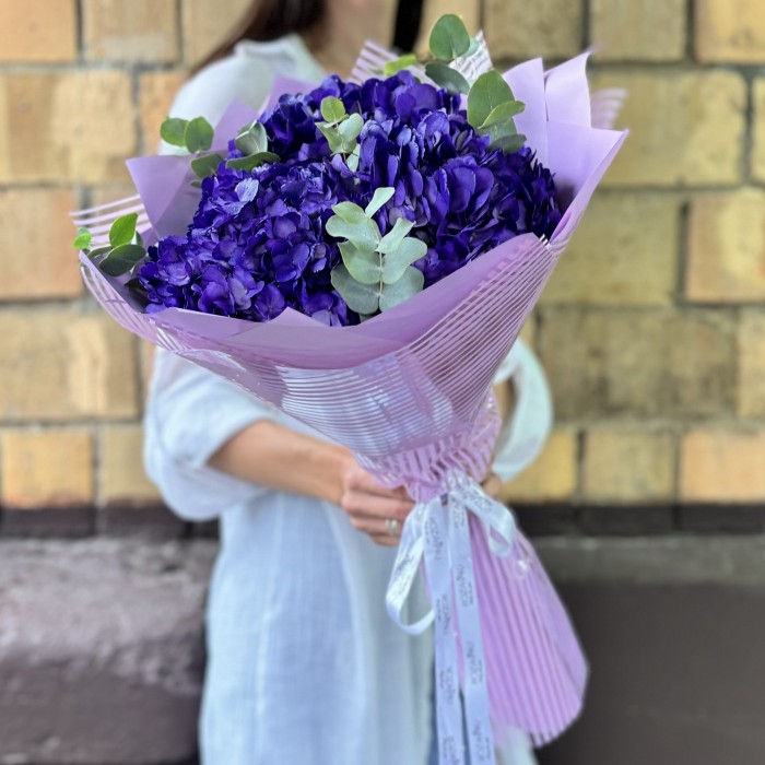 3 пурпурные гортензии с эвкалиптом