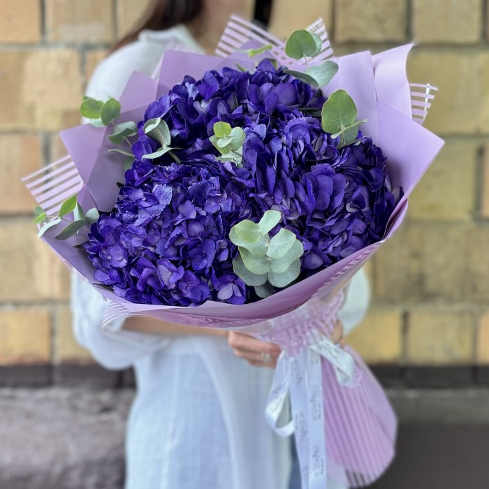 3 пурпурные гортензии с эвкалиптом