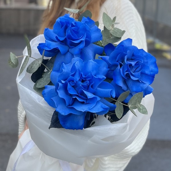 3 пышные синие розы с эвкалиптом
