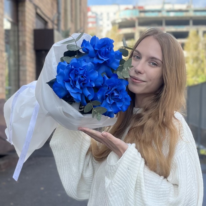 3 пышные синие розы с эвкалиптом