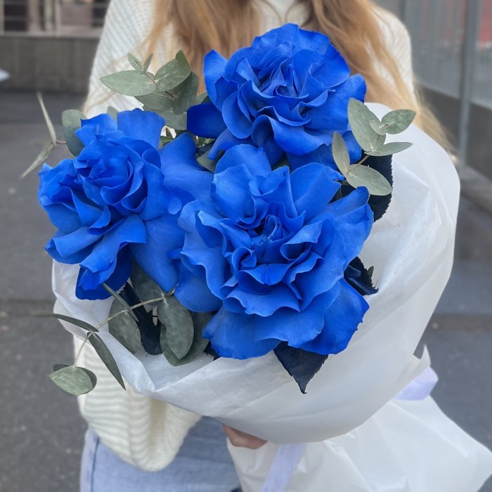 3 пышные синие розы с эвкалиптом