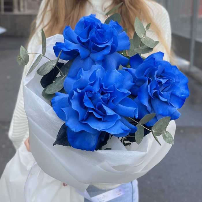 3 пышные синие розы с эвкалиптом