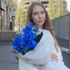 3 пышные синие розы с эвкалиптом