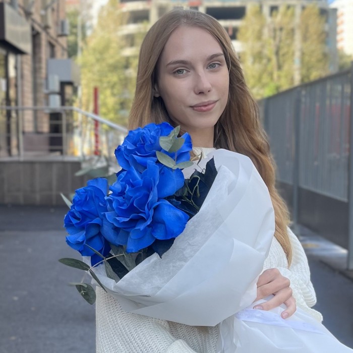 3 пышные синие розы с эвкалиптом