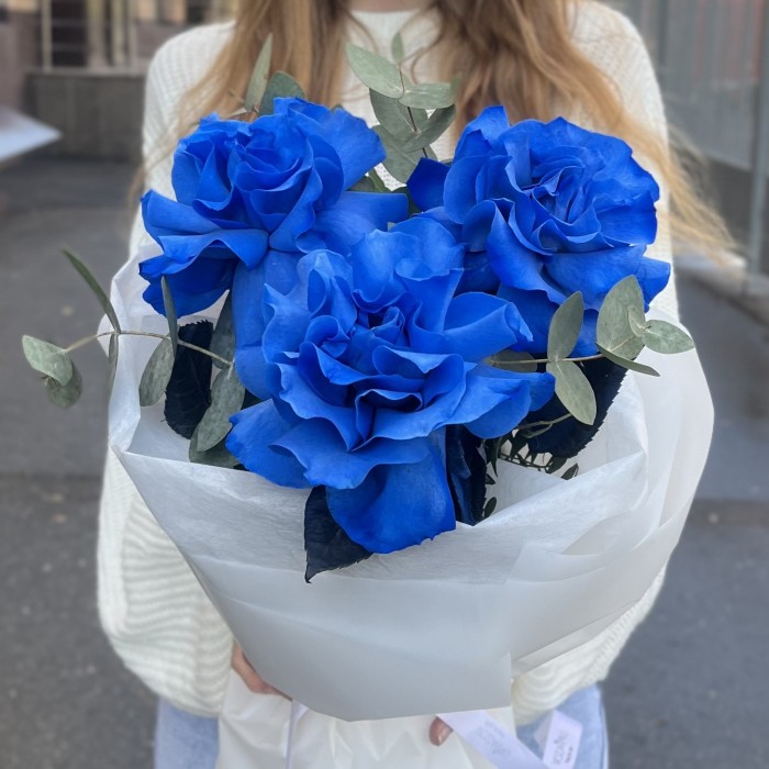 3 пышные синие розы с эвкалиптом