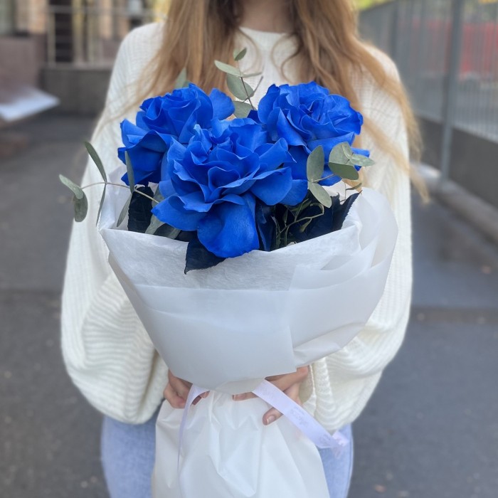 3 пышные синие розы с эвкалиптом