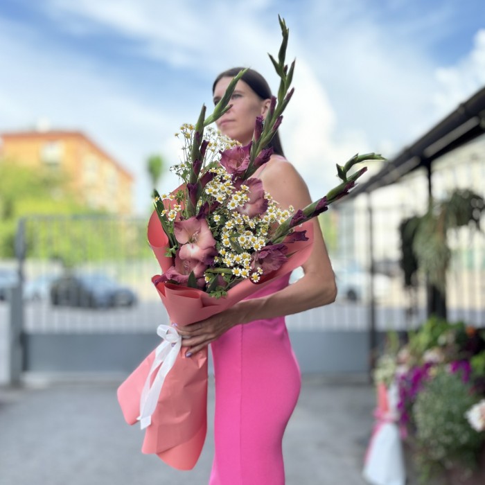 3  розово-фиолетовых гладиолуса с ромашками