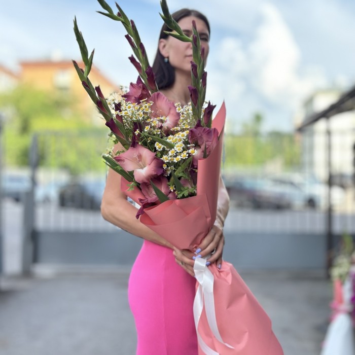 3  розово-фиолетовых гладиолуса с ромашками