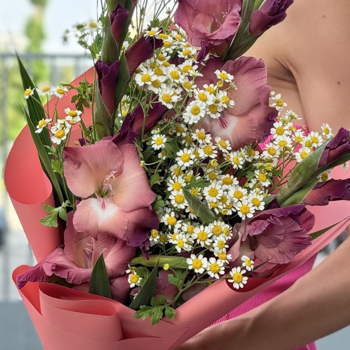 3  розово-фиолетовых гладиолуса с ромашками