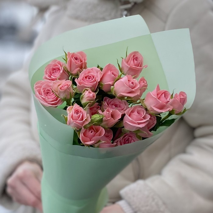 3 розовые кустовые розы Одилия