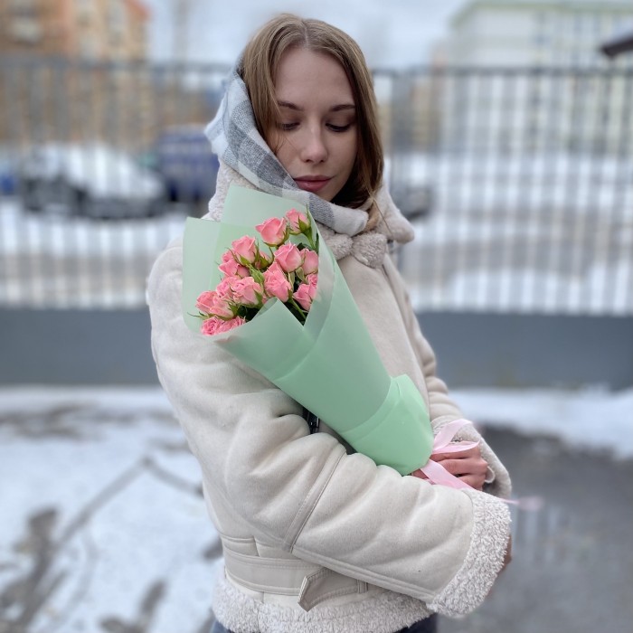 3 розовые кустовые розы Одилия