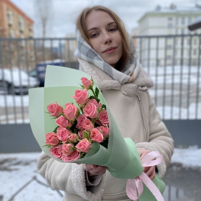 3 розовые кустовые розы Одилия