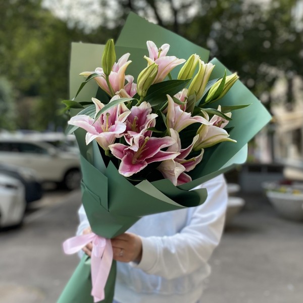 3 розовые лилии