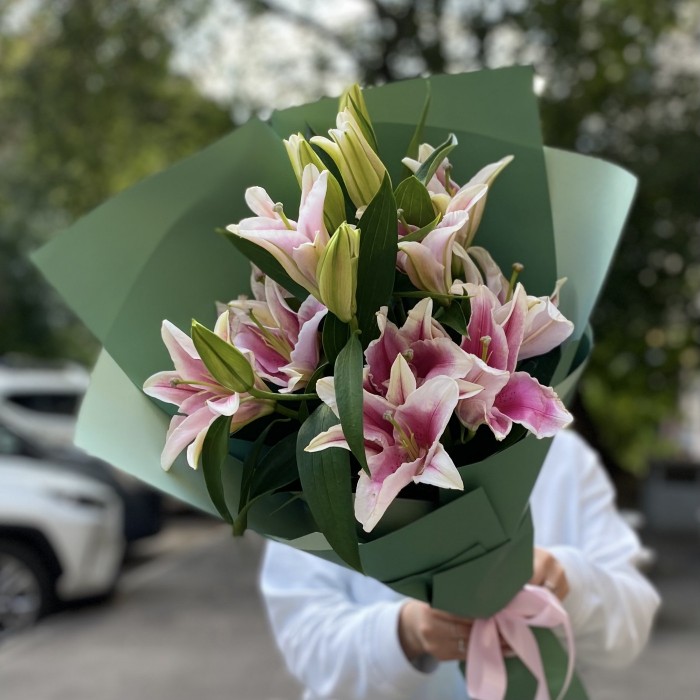 3 розовые лилии