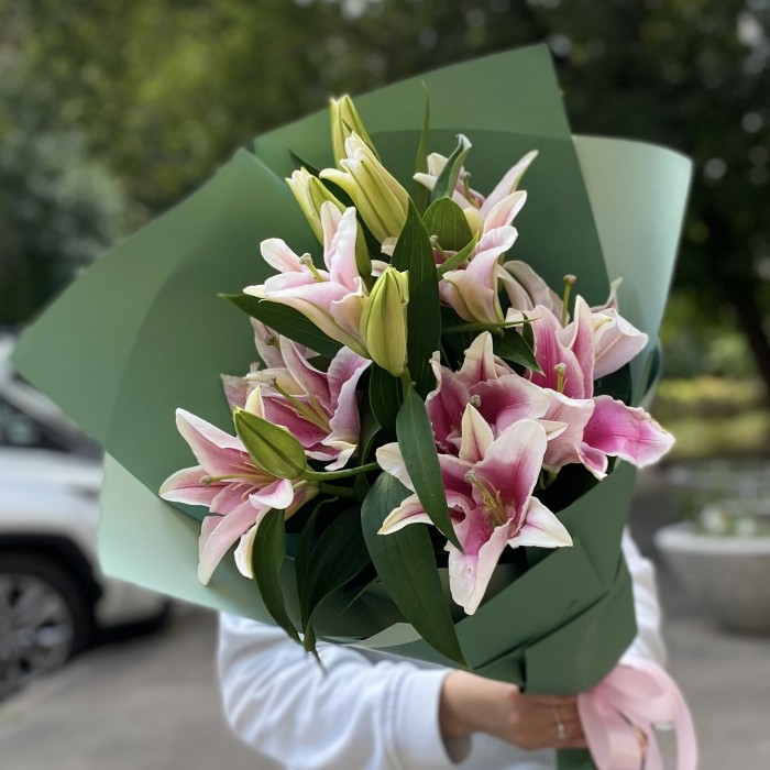 3 розовые лилии