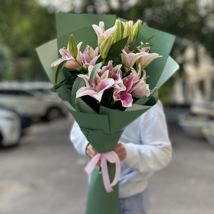 3 розовые лилии