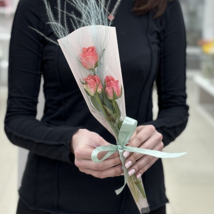 3 розовые розы в упаковке