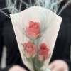 3 розовые розы в упаковке