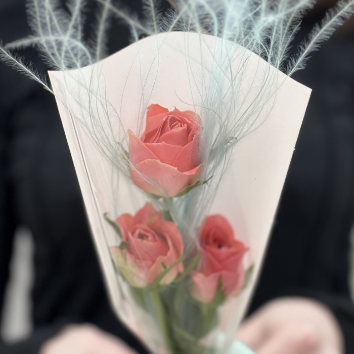 3 розовые розы в упаковке
