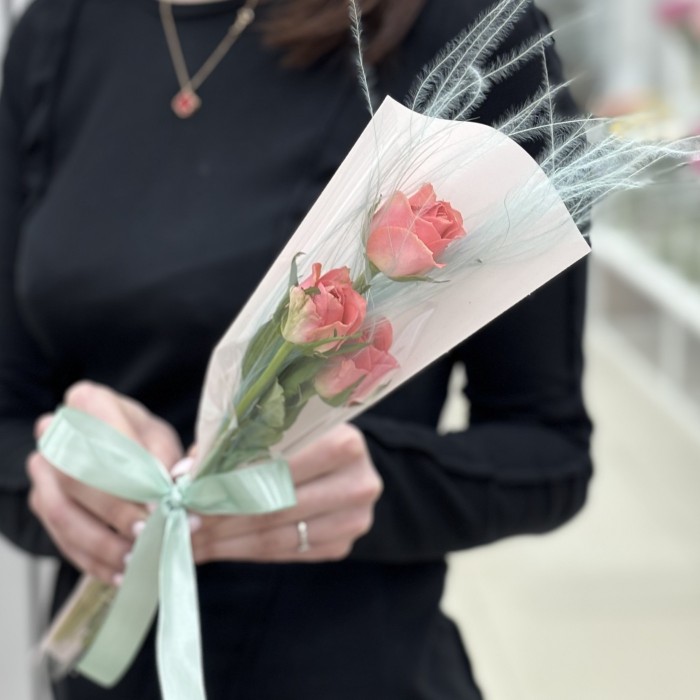 3 розовые розы в упаковке