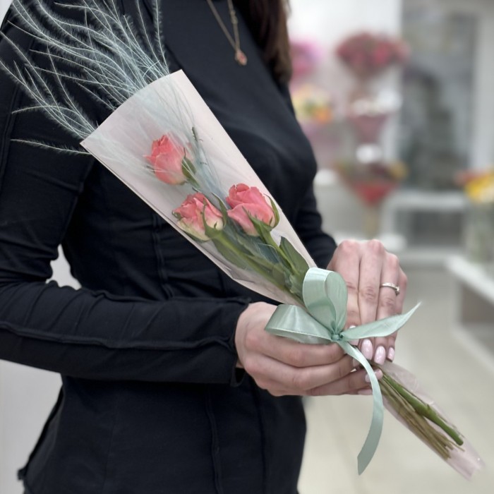 3 розовые розы в упаковке