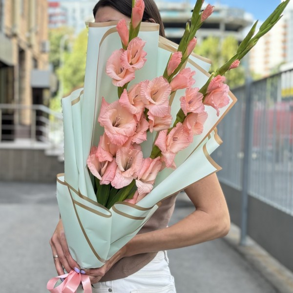 3 розовых гладиолуса