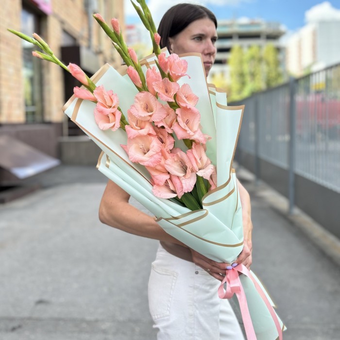 3 розовых гладиолуса