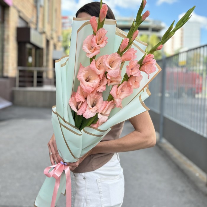 3 розовых гладиолуса