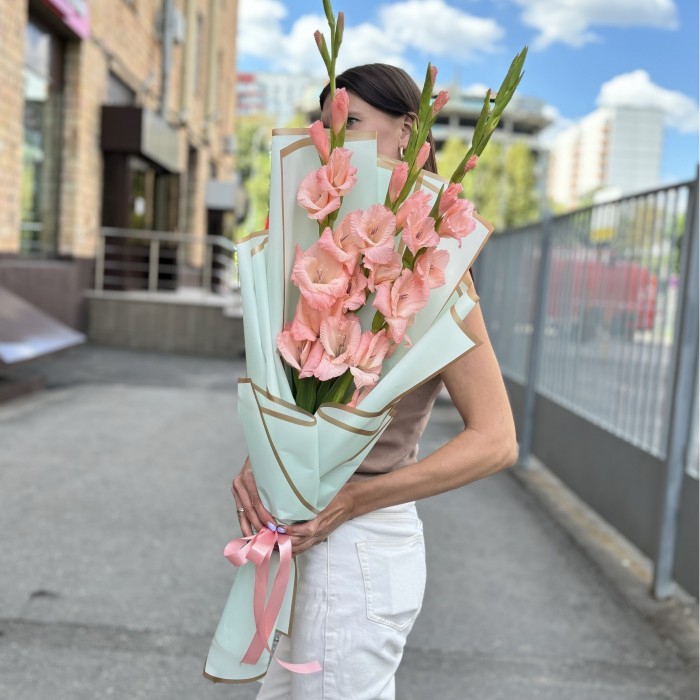 3 розовых гладиолуса