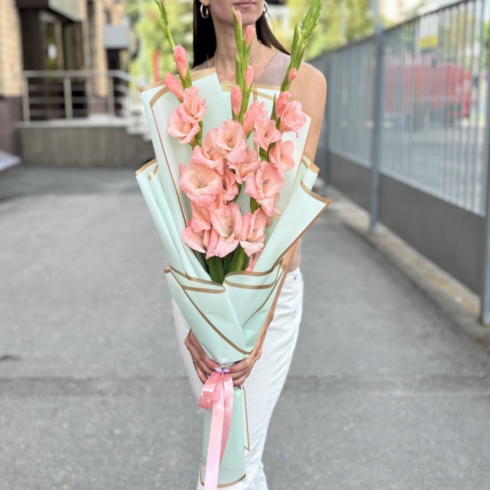 3 розовых гладиолуса