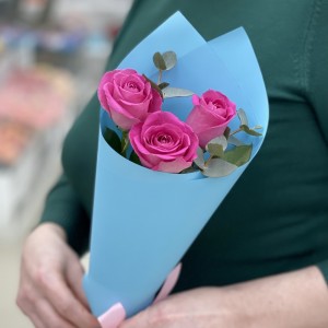 3 розы Аква с эвкалиптом в упаковке