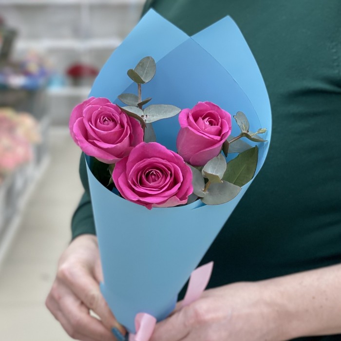 3 розы Аква с эвкалиптом в упаковке