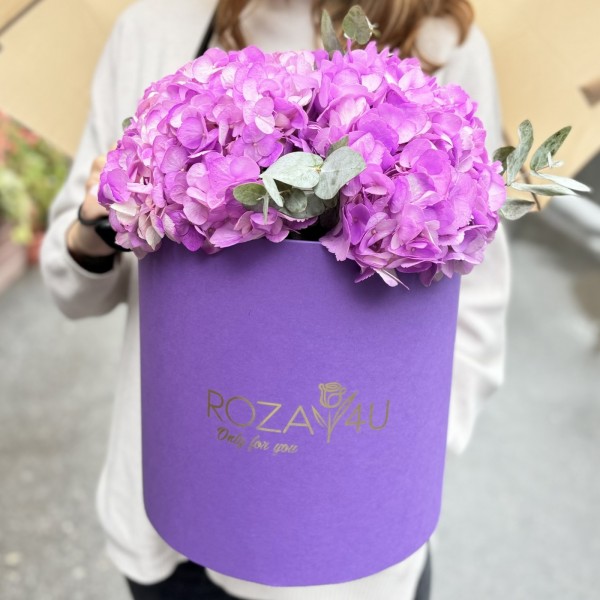 3 сиреневые гортензии с эвкалиптом в коробке