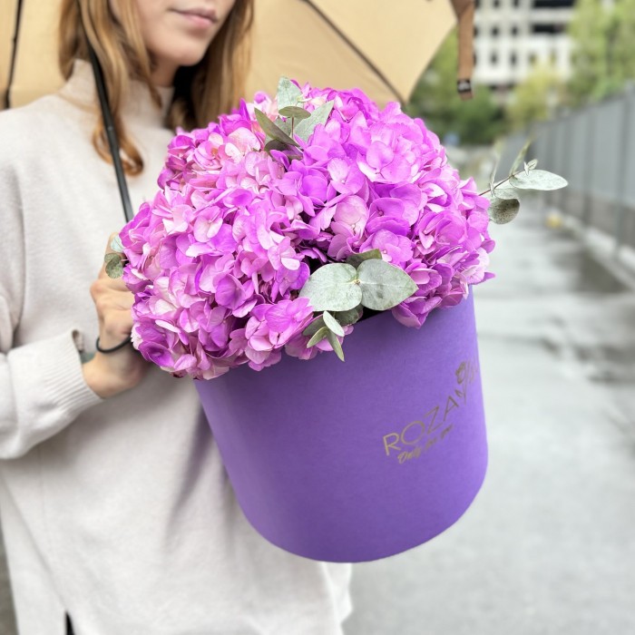 3 сиреневые гортензии с эвкалиптом в коробке